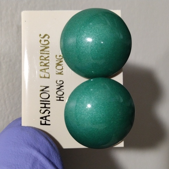 Retro 1980s Green Enameled Metal Dome Stud Earrings – Stylish Women's Jewelry - Picture 6 of 6